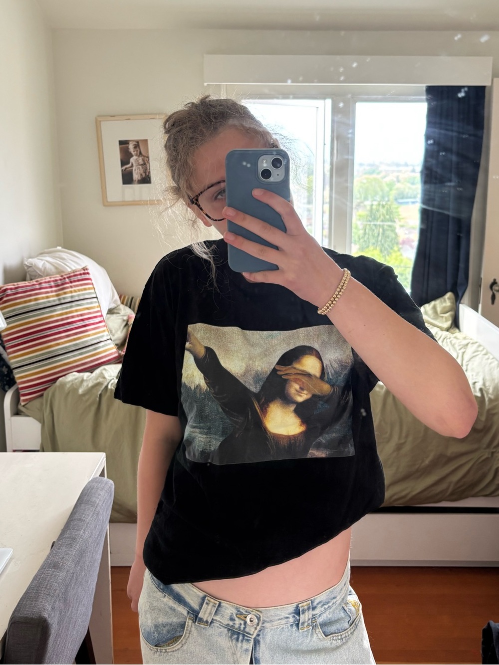 Graphic Mona Lisa Dabbing Tee